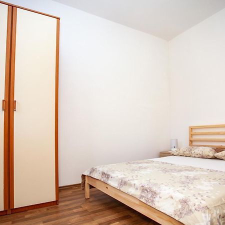 Ap Punta Next To Sandy Beach, Apartment With Garden Omis Exterior photo