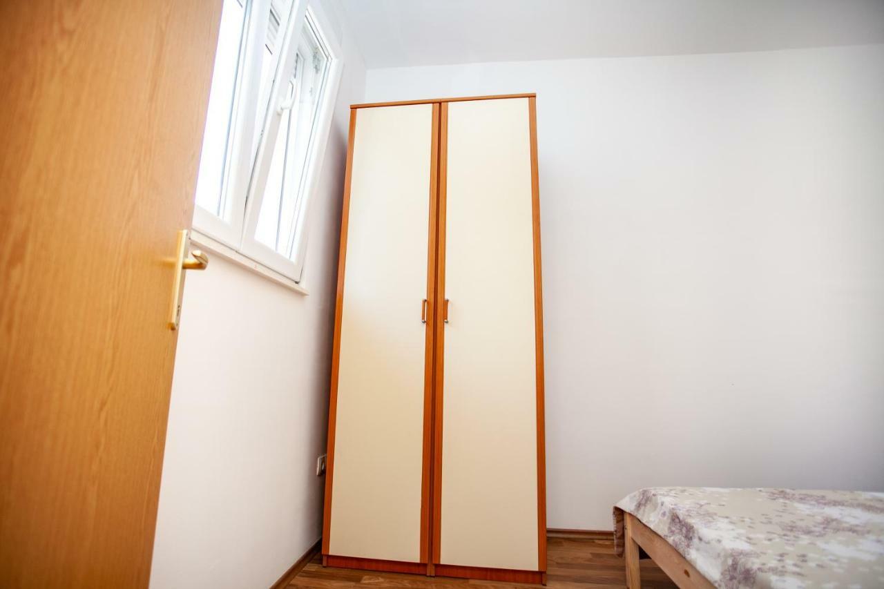 Ap Punta Next To Sandy Beach, Apartment With Garden Omis Exterior photo