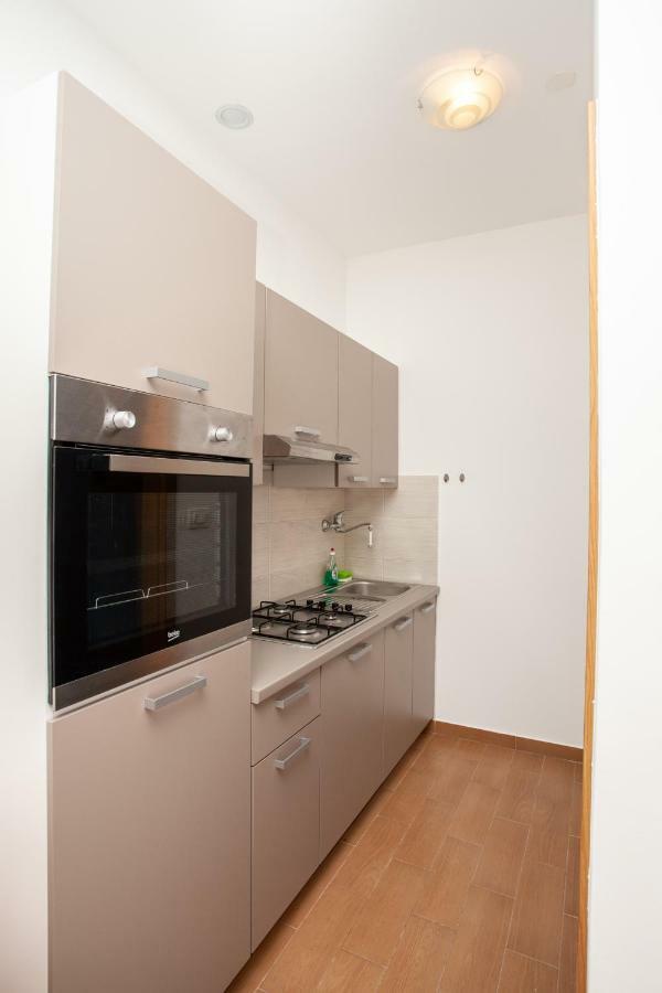 Ap Punta Next To Sandy Beach, Apartment With Garden Omis Exterior photo