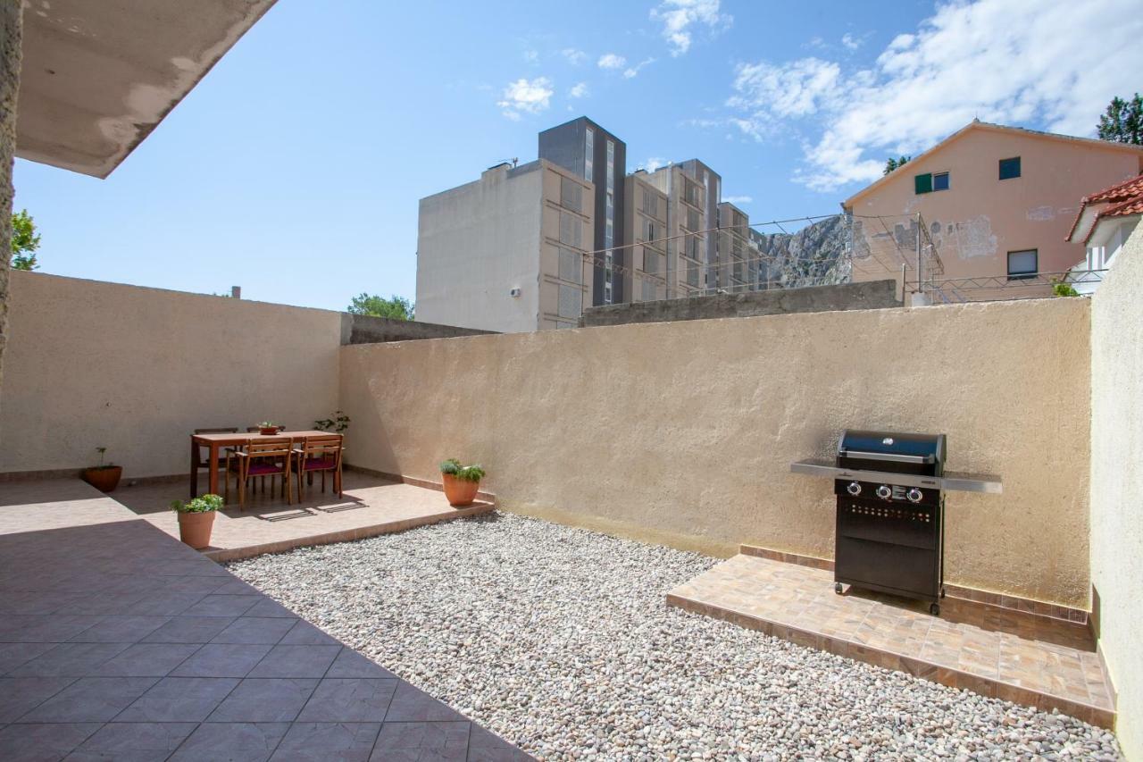 Ap Punta Next To Sandy Beach, Apartment With Garden Omis Exterior photo