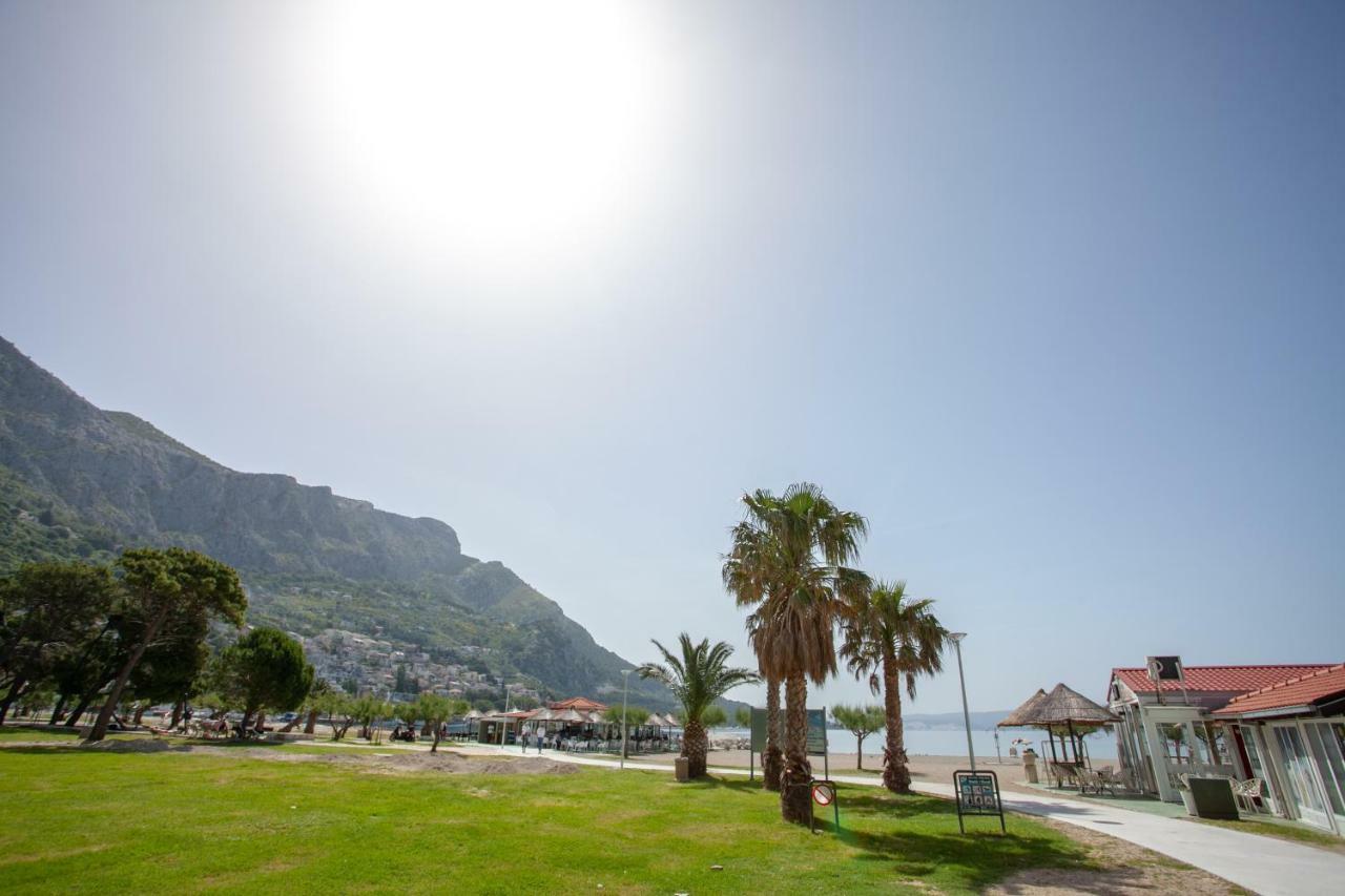 Ap Punta Next To Sandy Beach, Apartment With Garden Omis Exterior photo